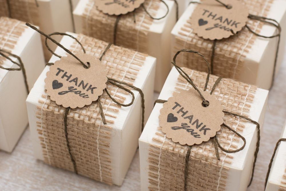 Lembrancinha de casamento r&uacute;stica com caixinha branca, detalhe em juta, cord&atilde;o de sisal e tag kraft personalizada escrita thank you.