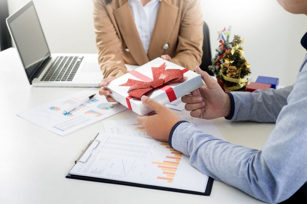 funcionário recebendo lembrancinha representando as ideias de premiação para funcionários