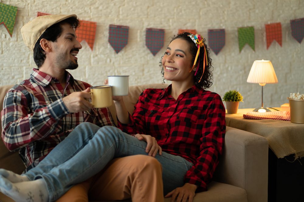Ambiente interno decorado para festa junina, casal em momento descontra&iacute;do, refer&ecirc;ncia visual para lembrancinhas para as festas juninas.