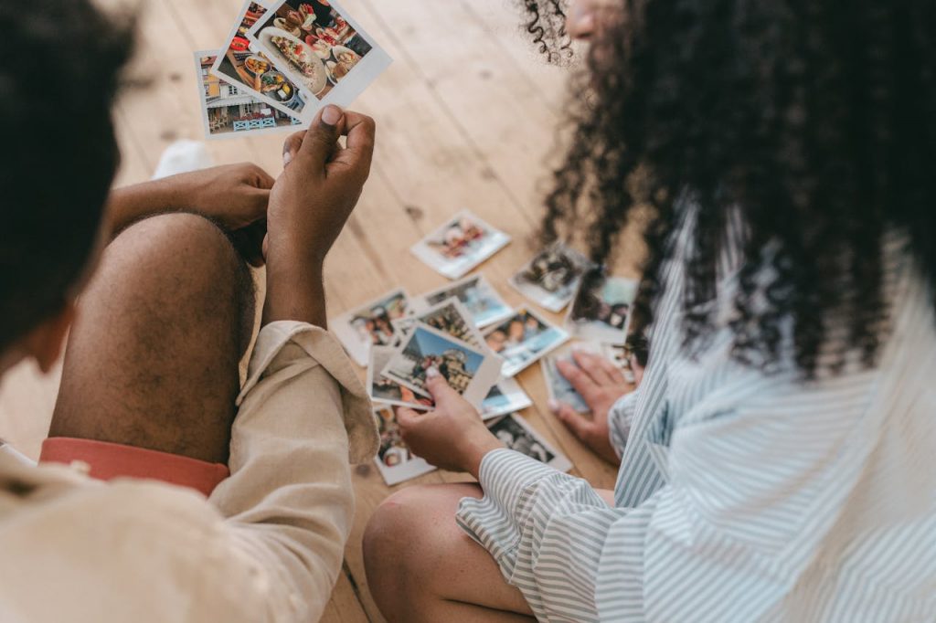 casal vendo fotografias representando as melhores lembrancinhas de Dia dos Namorados