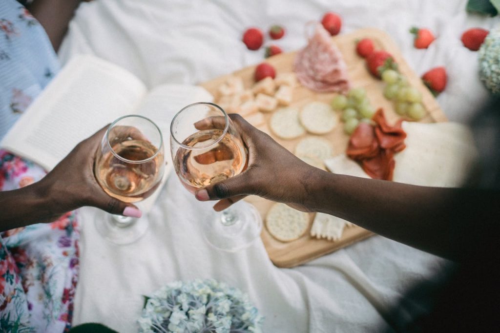casal comemorando com kit champagne, uma das melhores lembrancinhas de Dia dos Namorados
