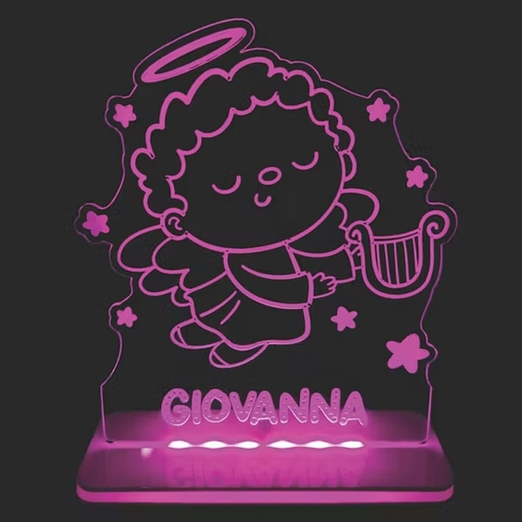 Lumin&aacute;ria acr&iacute;lica rosa com desenho de anjinho infantil tocando harpa e nome &ldquo;Giovanna&rdquo; iluminado na base.