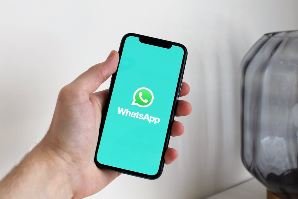 celular aberto no Whatsapp para enviar frases de agradecimento ao cliente