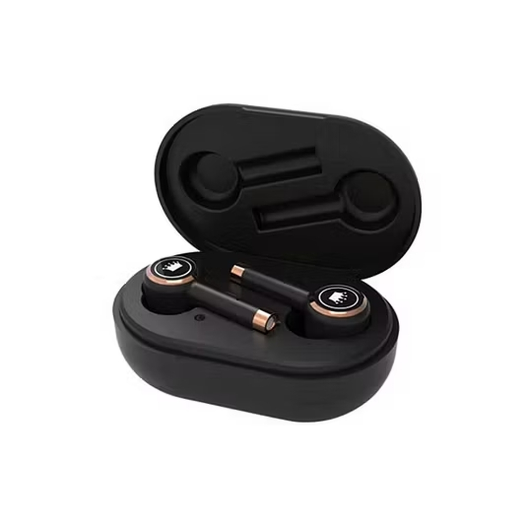 Fone de ouvido Bluetooth preto com detalhes metalizados, acomodado em estojo r&iacute;gido aberto, mostrando o encaixe interno para carregamento.