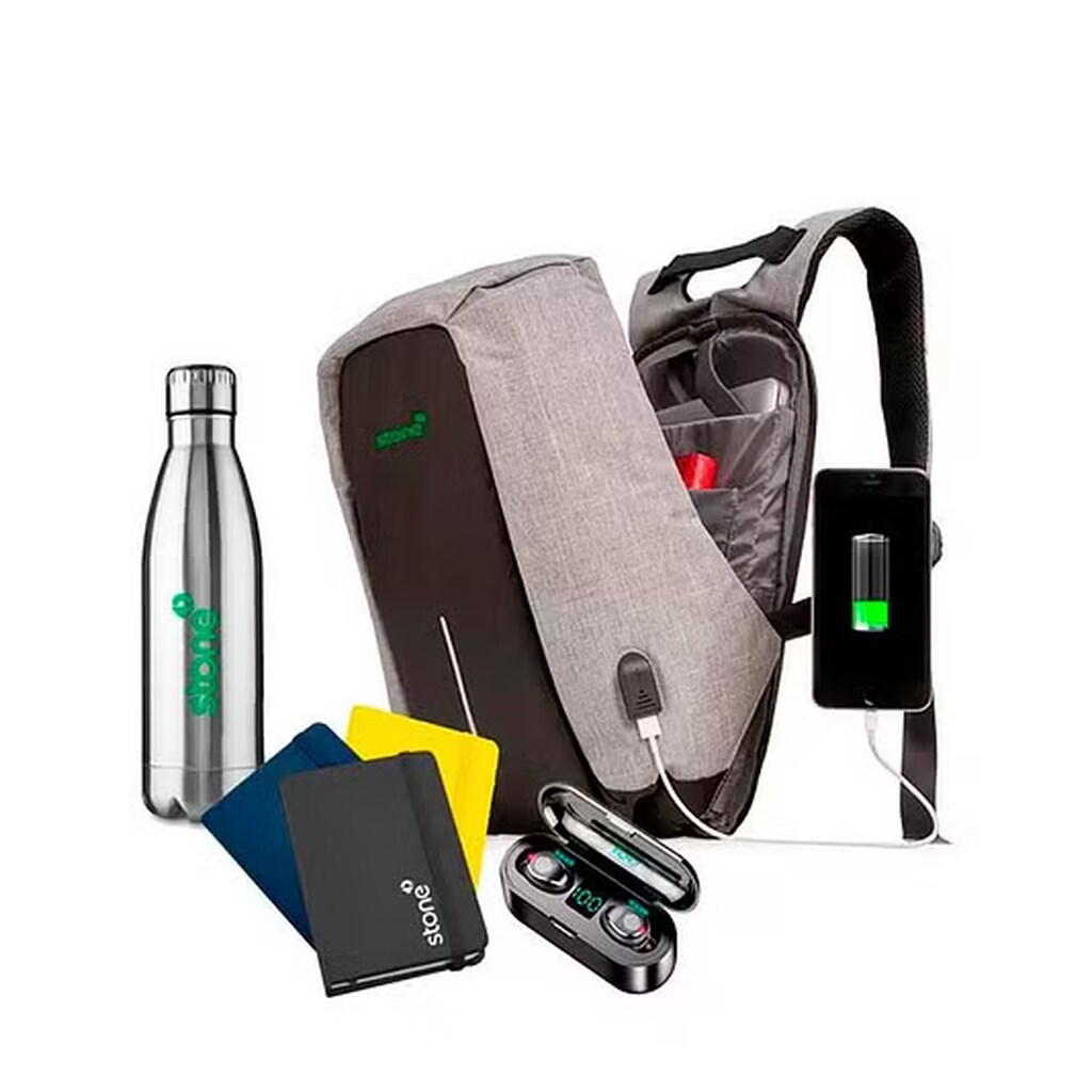 Kit com mochila, garrafa e fones como sugestão prática de brindes para Black Friday.