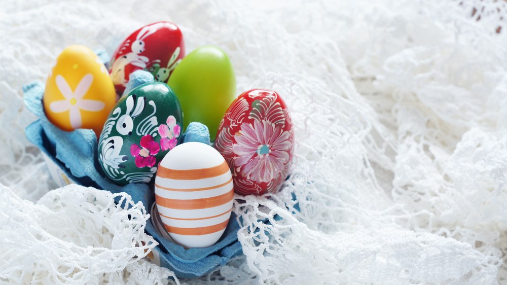 Ovos de P&aacute;scoa coloridos e decorados em uma cesta delicada, uma &oacute;tima op&ccedil;&atilde;o de presente de P&aacute;scoa para funcion&aacute;rios.