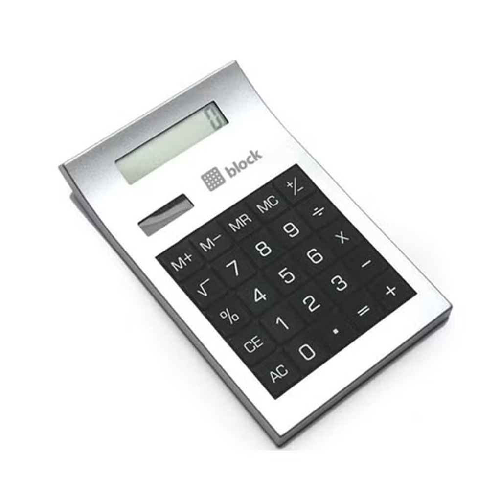 Calculadora personalizada sobre a mesa, exemplo prático de brindes para contadores que valorizam o dia a dia do escritório.