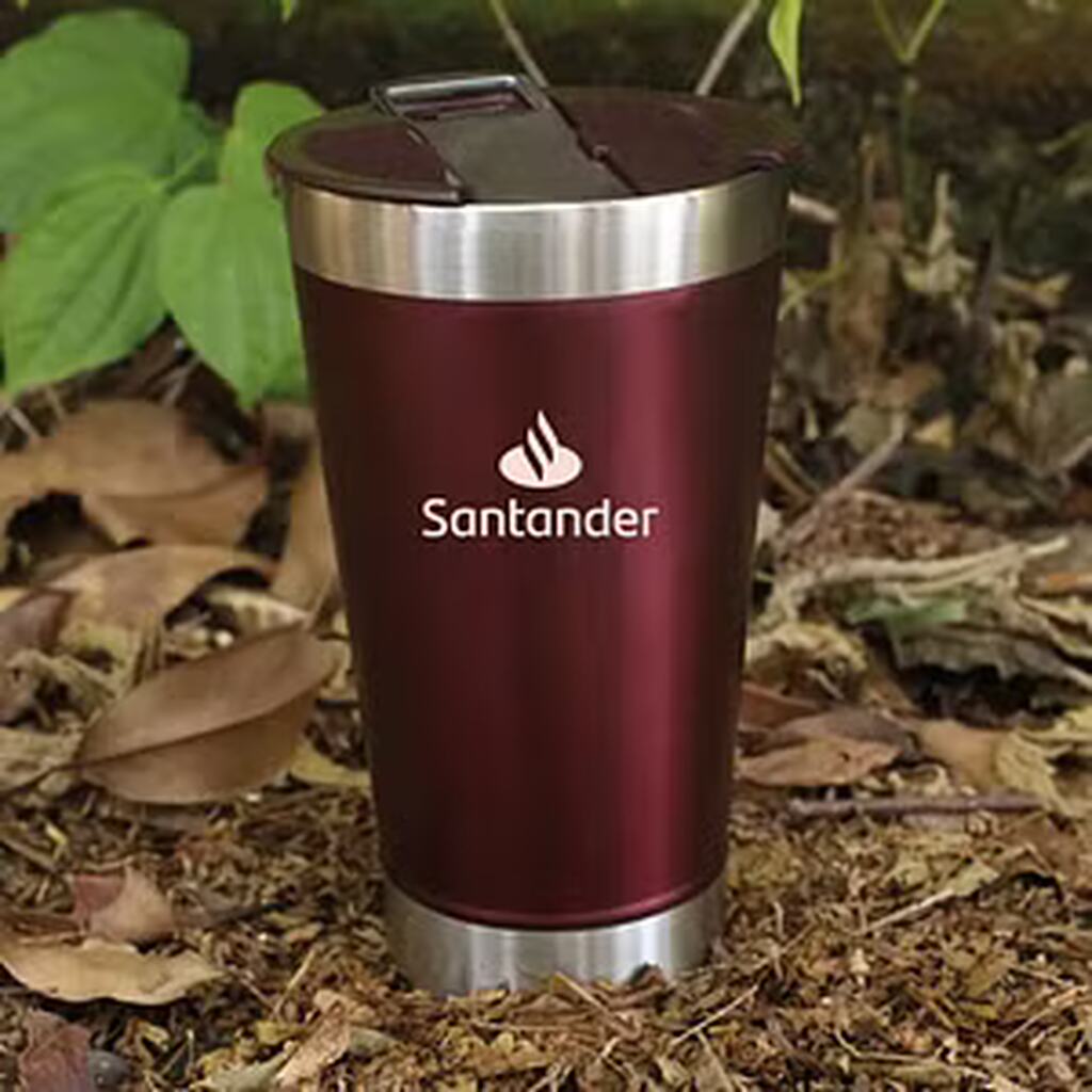 Copo térmico preto com tampa na cor vinho, com logo do banco Santander. Opção funcional de brindes para contadores em campanhas e ações de reconhecimento.