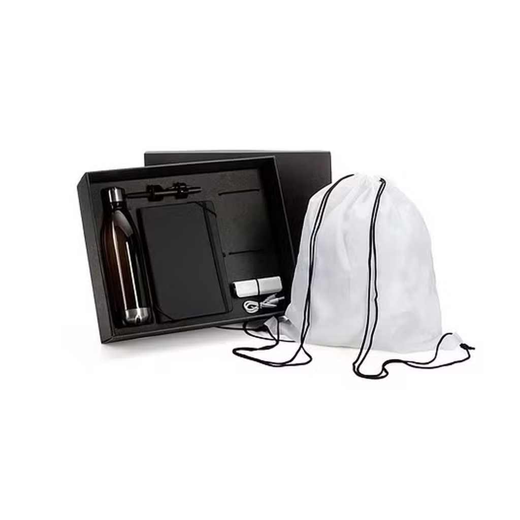 Kit de escritório com caderno capa dura preta, garrafa térmica, caneta esferográfica, mochila sacola branca em nylon e carregador portátil. Modelo elegante de brindes para contadores em eventos corporativos.