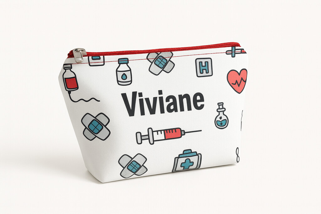 Necessaire branca personalizada com nome Viviane e estampas de seringa, curativos, coração e frascos, usada como opção criativa de brindes para enfermagem.