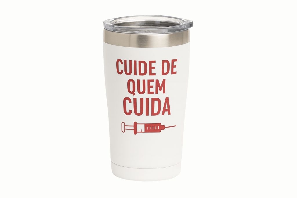 Copo térmico branco com estampa vermelha “Cuide de quem cuida” e desenho de seringa, exemplo prático e útil de brindes para enfermagem.