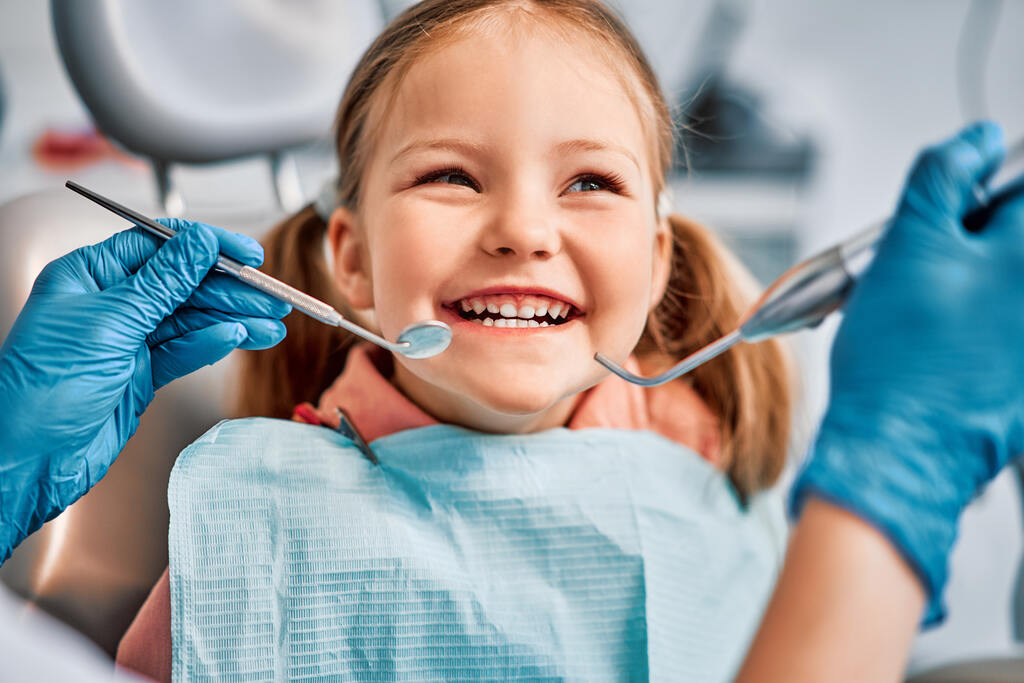 criança-odontologia - Blog HM Brindes criança sorridente em consultório, representando os brindes para odontologia.
