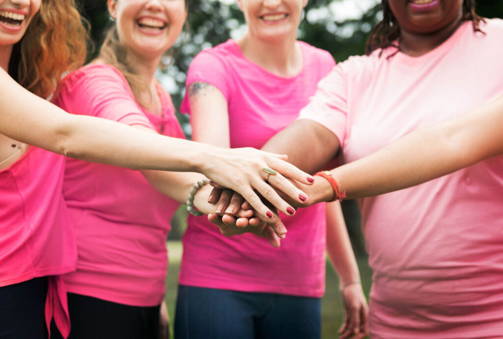 outubro-rosa-ideias-brindes - Blog HM Brindes mulheres usando rosa dando as mãos em ação para o outubro rosa