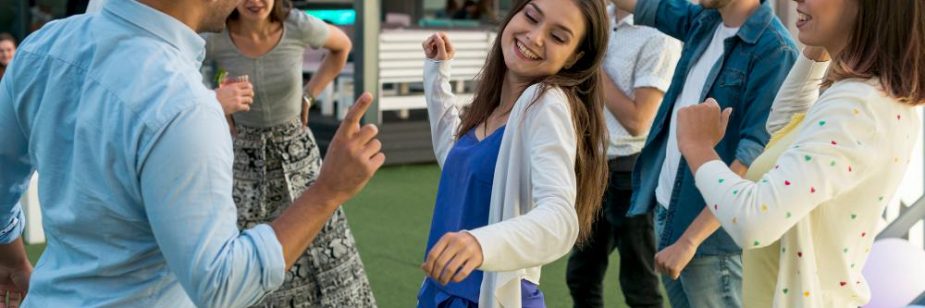 Grupo de colegas se divertindo em um evento corporativo com clima descontraído e festivo.