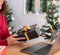 Mulher recebendo brindes gourmet em embalagem de presente