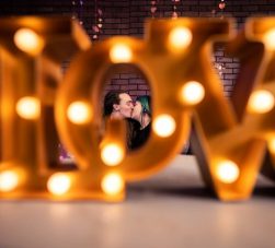 artigo de iluminação formando a palavra love, uma das ideias de lembrancinhas para o dia dos namorados