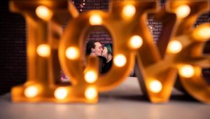 artigo de iluminação formando a palavra love, uma das ideias de lembrancinhas para o dia dos namorados