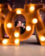 artigo de iluminação formando a palavra love, uma das ideias de lembrancinhas para o dia dos namorados