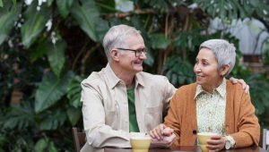 casal feliz depois de receber brindes para idosos