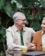 casal feliz depois de receber brindes para idosos