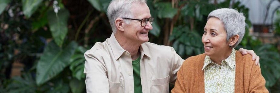 casal feliz depois de receber brindes para idosos
