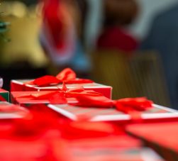 brindes para o final do ano embrulhados em papel vermelho