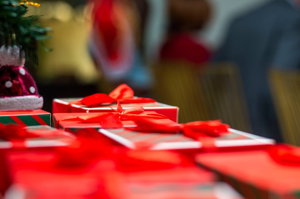 brindes para o final do ano embrulhados em papel vermelho