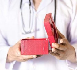 profissional abrindo caixa com lembrancinha para profissionais da saúde