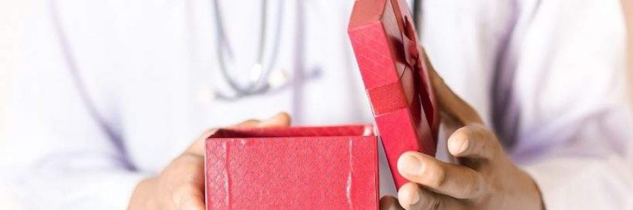 profissional abrindo caixa com lembrancinha para profissionais da saúde