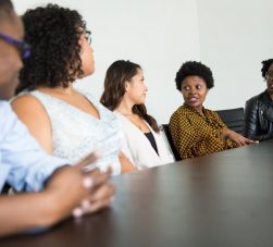 funcionários em reunião para receber brindes para treinamento