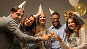 funcionários comemorando com brindes para confraternização