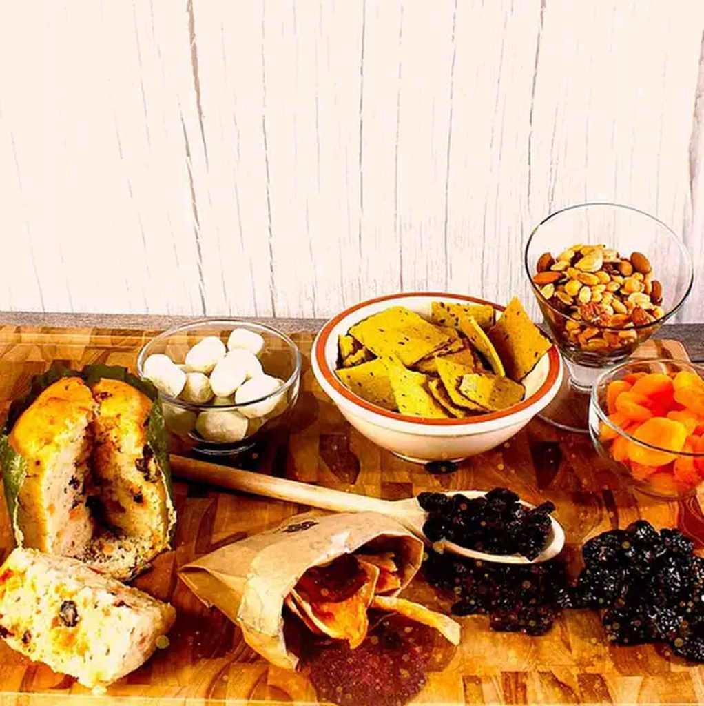 Cesta natalina personalizada com alimentos variados, apresentada como lembrancinha &uacute;til para a&ccedil;&otilde;es corporativas e brindes de fim de ano.