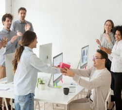 confraternização entre colaboradores representando as melhores ideias de premiação para funcionários