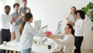 confraternização entre colaboradores representando as melhores ideias de premiação para funcionários