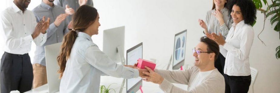confraternização entre colaboradores representando as melhores ideias de premiação para funcionários