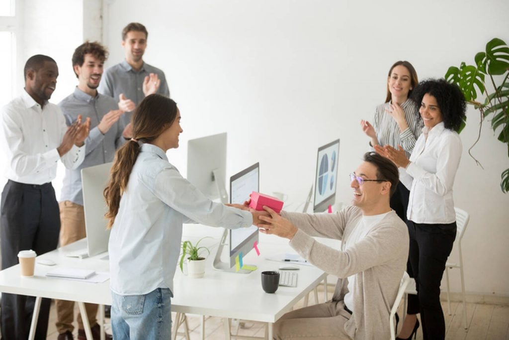confraternização entre colaboradores representando as melhores ideias de premiação para funcionários