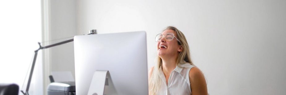 mulher usando computador para pesquisar por serviço de personalização de produtos