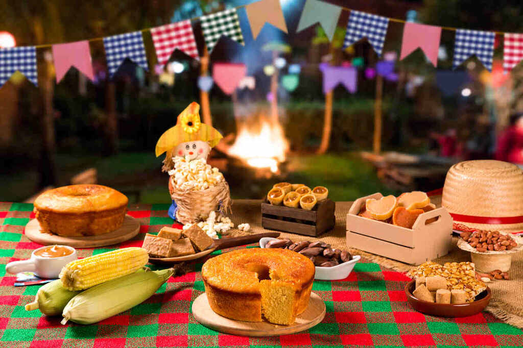 mesa com comidas de festa junina na empresa