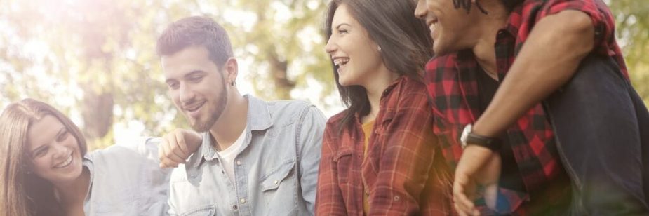 4 jovens reunidos