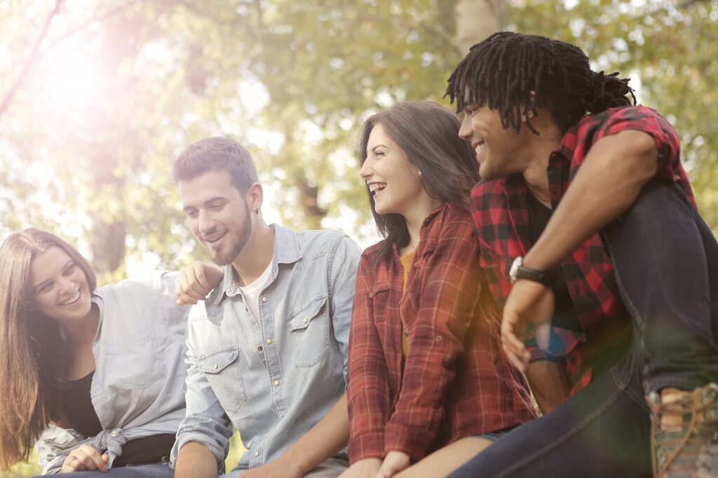 4 jovens reunidos