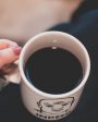 pessoa bebendo café em caneca com frases para canecas personalizadas