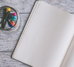 caderno aberto para escrever frases de agradecimento ao cliente