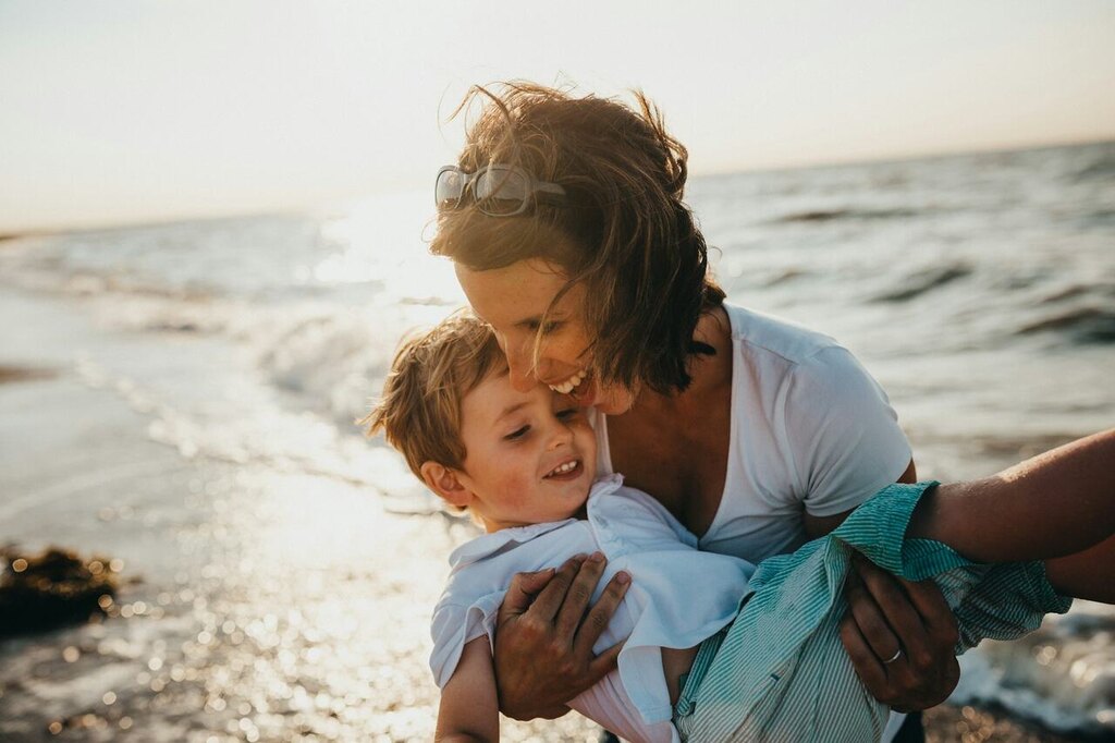 mãe abraçando filho pequeno representando o dia das mães no calendário comercial