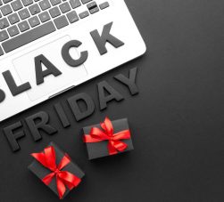 Teclado com letras formando “Black Friday” e presentes com laços vermelhos ilustrando brindes para Black Friday.