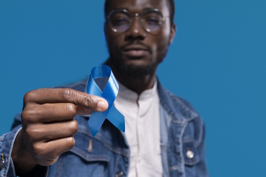 homem segurando fita azul em campanha novembro azul nas empresas