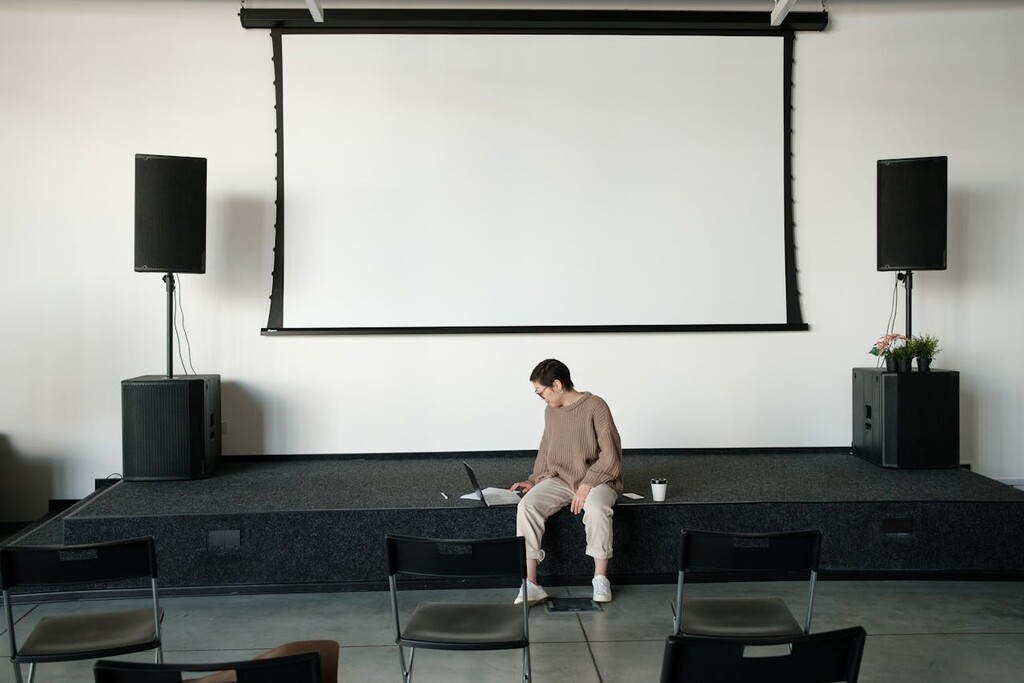 pessoa em sala para realização de palestra em campanha novembro azul nas empresas