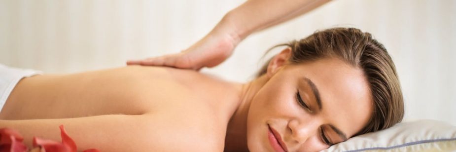 cliente em sessão de massagem, representando as ideias de brindes para clientes de estética