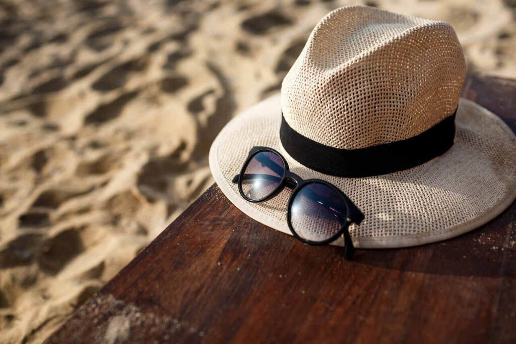 chapéu e óculos como brindes para o verão