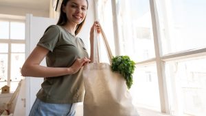 Sacolas ecológicas reutilizáveis sendo usadas para transportar compras do dia a dia.