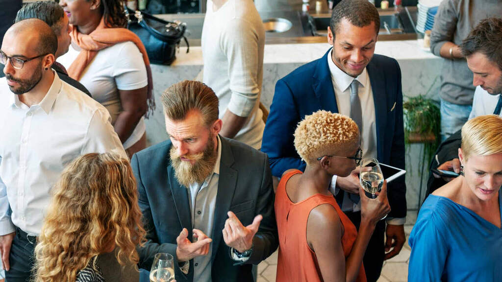 pessoas reunidas representando os brindes para feiras e eventos